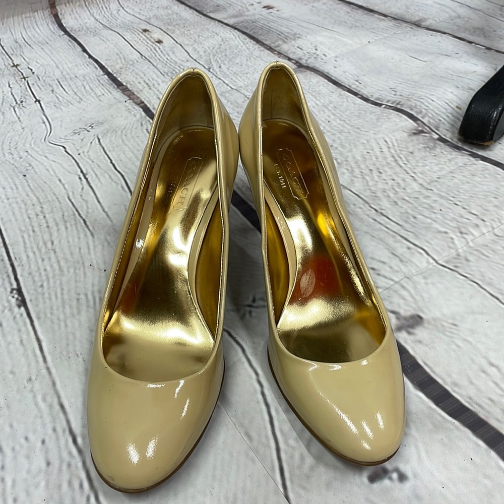 Coach buttery yellow tan patent leather kitten heels shoes